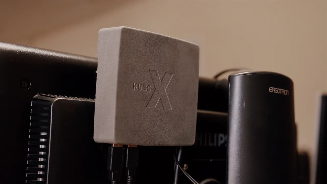 Le KUBO X, un Raspberry Pi dans un boîtier sur mesure monté derrière un écran